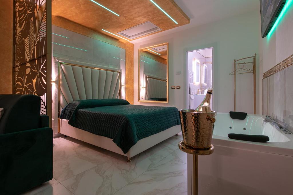 博洛尼亚FASHION APARTMENT GOLD Bologna的一间卧室配有一张床和一个浴缸,浴缸旁边设有一个水槽