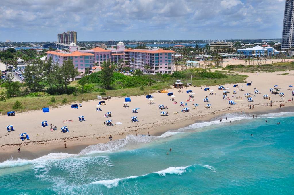 棕榈滩海岸Palm Beach Shores Resort and Vacation Villas的海滩空中景色,配有人员和遮阳伞