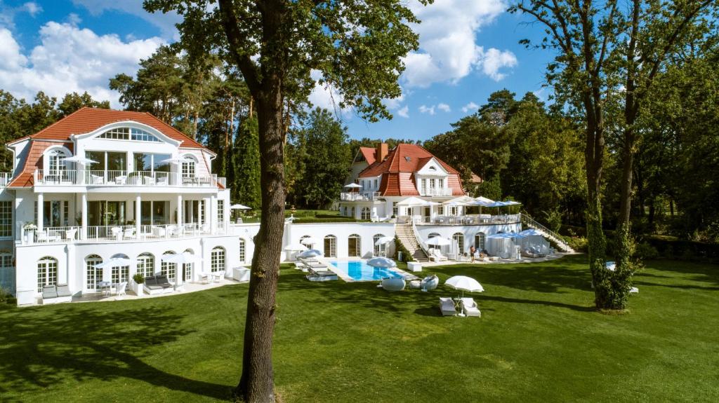 巴特萨罗皮斯库夫Villa Contessa - Luxury Spa Hotels的一座大型白色豪宅,设有红色屋顶