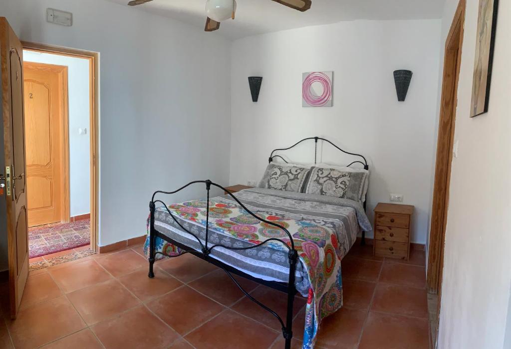 ArboleasLavender Lodge Almeria的一间白色客房内的床铺卧室