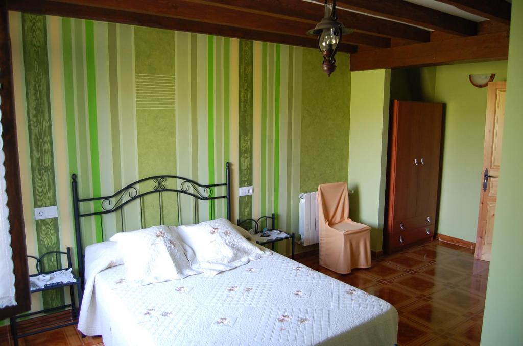 Serdió库拉鲁古旅馆的一间卧室配有一张床和一把椅子