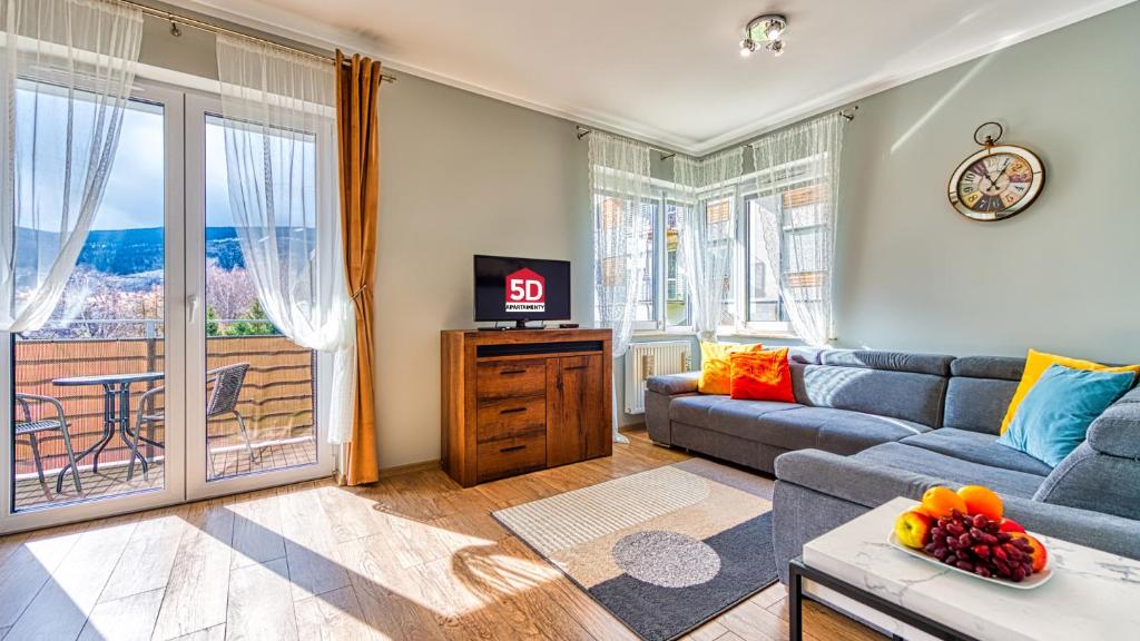 希维拉杜夫-兹德鲁伊Apartament H7 - 5D Apartamenty的客厅配有沙发和电视。