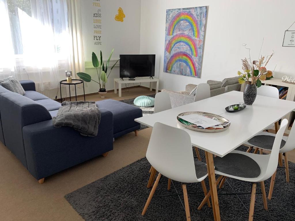 莱比锡Apartment Leipzig Zentrum mit Tiefgarage的客厅配有蓝色的沙发和桌子