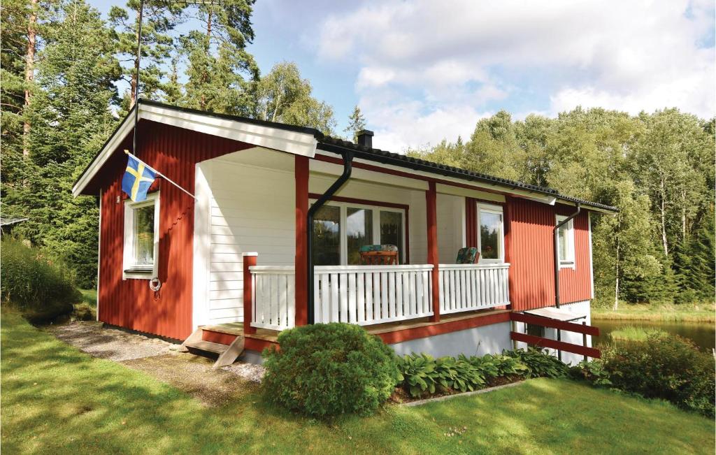 Knapasjö2 Bedroom Amazing Home In Mjback的带阳台的红白色小房子