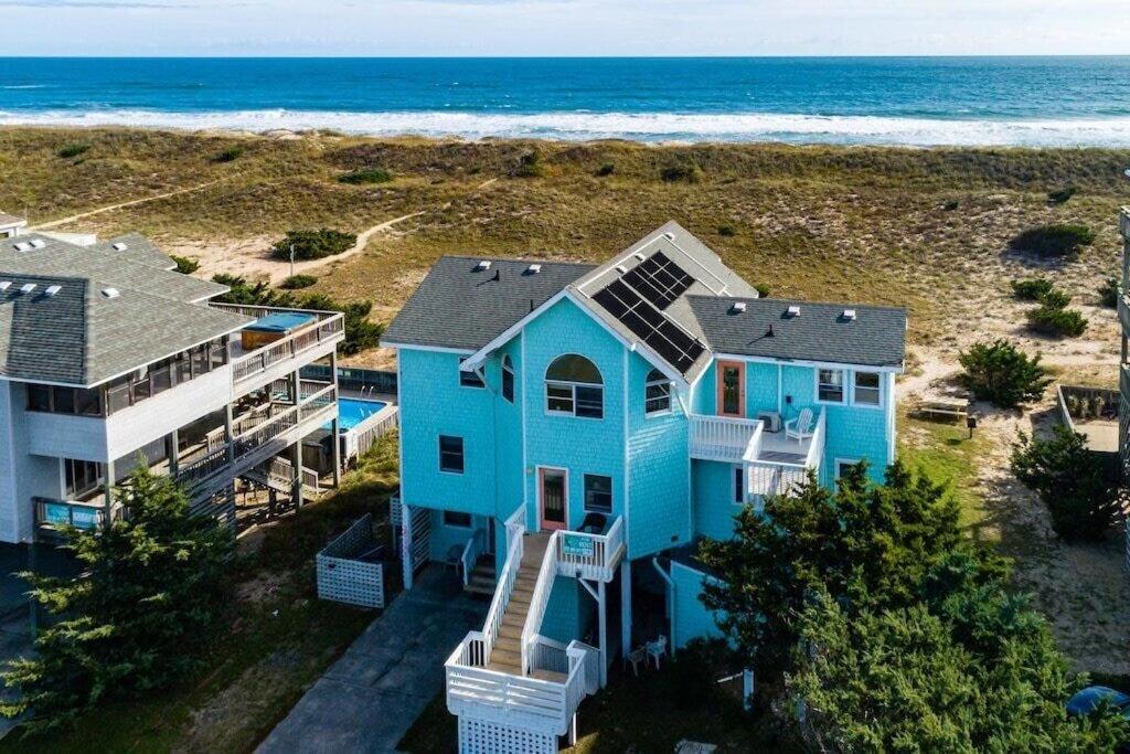 WavesLooney Dunes的海滩上蓝色房子的空中景色