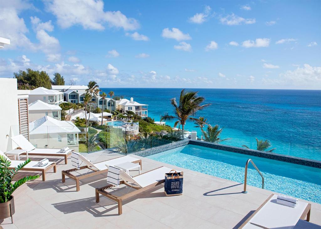 百慕大Azura Bermuda的海景度假游泳池