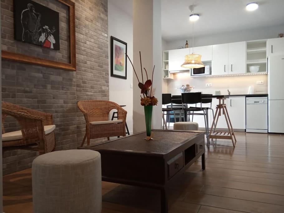 萨贡托Ideal Apartamento para familia con wifi的客厅里设有一张桌子,上面有花瓶