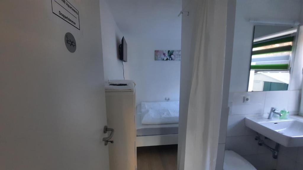 费尔德基希Green Hill Rooms的白色的浴室设有水槽和镜子