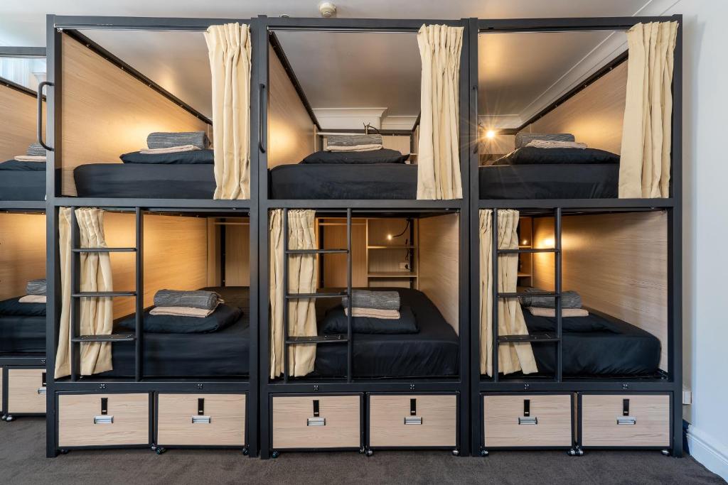 悉尼Tequila Sunrise Hostel Sydney的一间设有四张双层床的客房