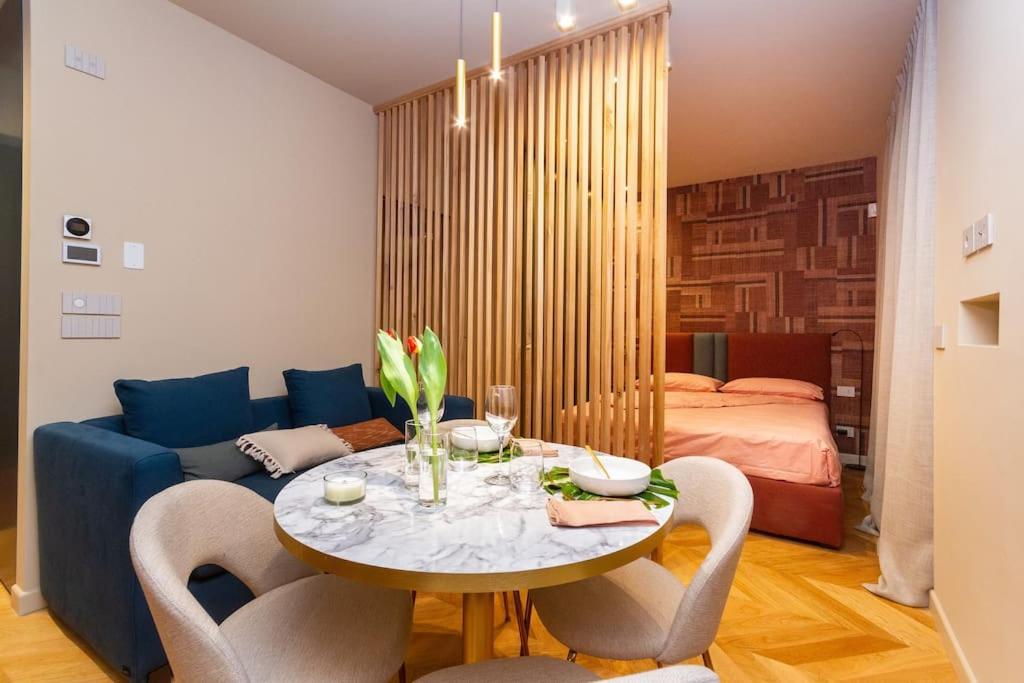 都灵La bombonera lagrang3的客厅配有桌子和蓝色沙发
