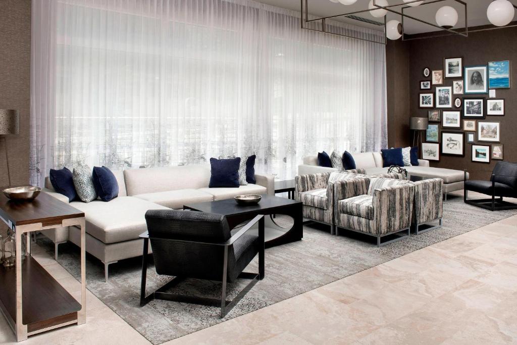 亚特兰大SpringHill Suites by Marriott Atlanta Downtown的客厅配有两张沙发和一张桌子