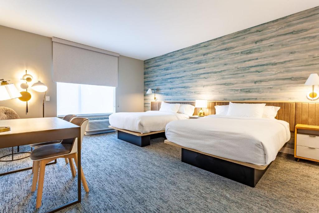 罗利TownePlace Suites by Marriott Raleigh - University Area的酒店客房配有两张床和一张书桌