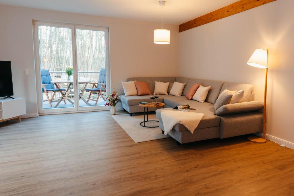 拉策堡Frünn Stuuv的客厅配有沙发和桌子