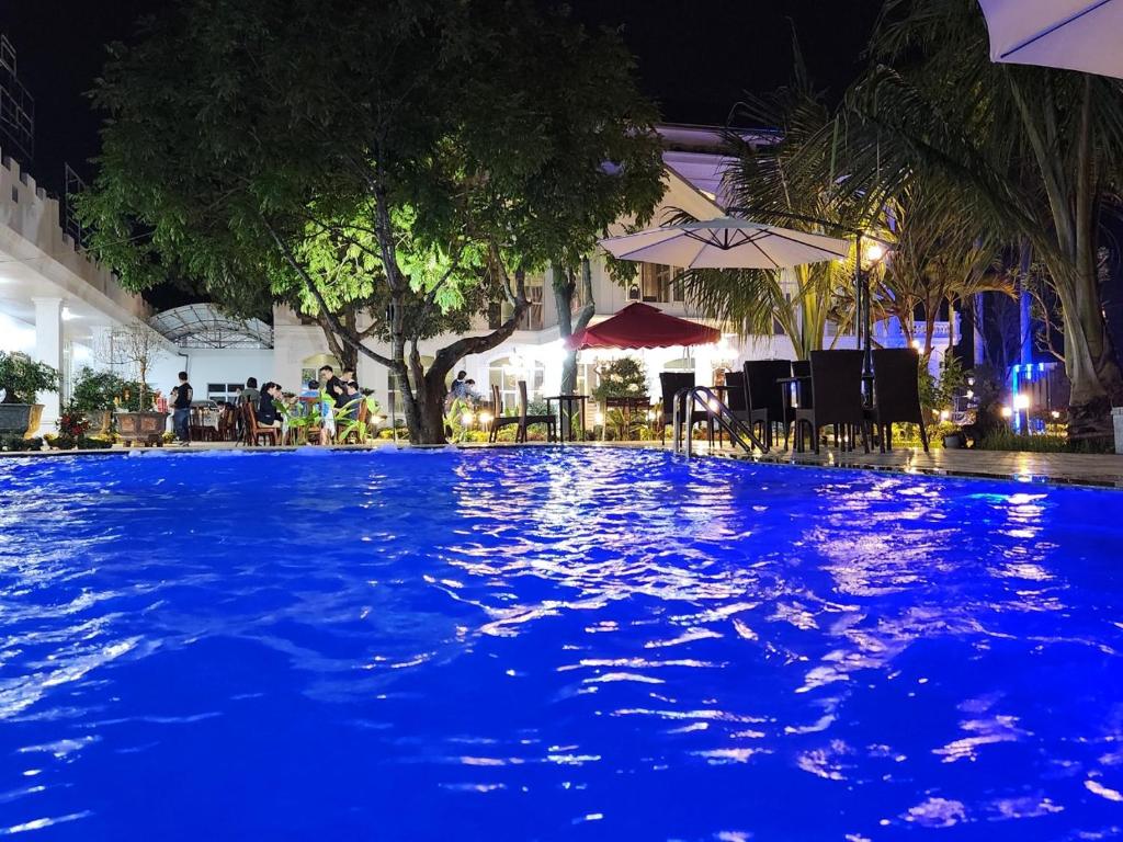 宁平Châu Sơn Garden Resort的夜晚的游泳池,灯光蓝色