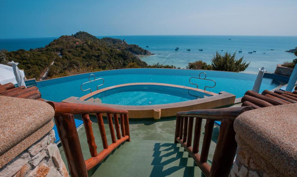 涛岛Ko Tao Resort Paradise Zone - SHA Plus的海景阳台上的热水浴池