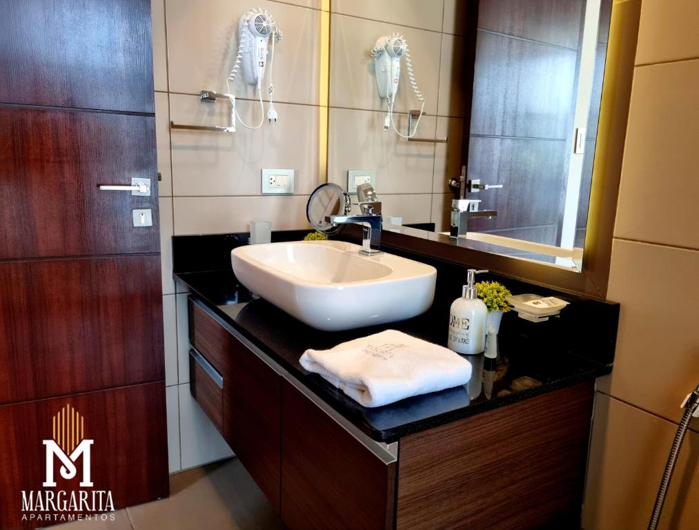 科恰班巴Margarita Apartamentos的一间带水槽和镜子的浴室