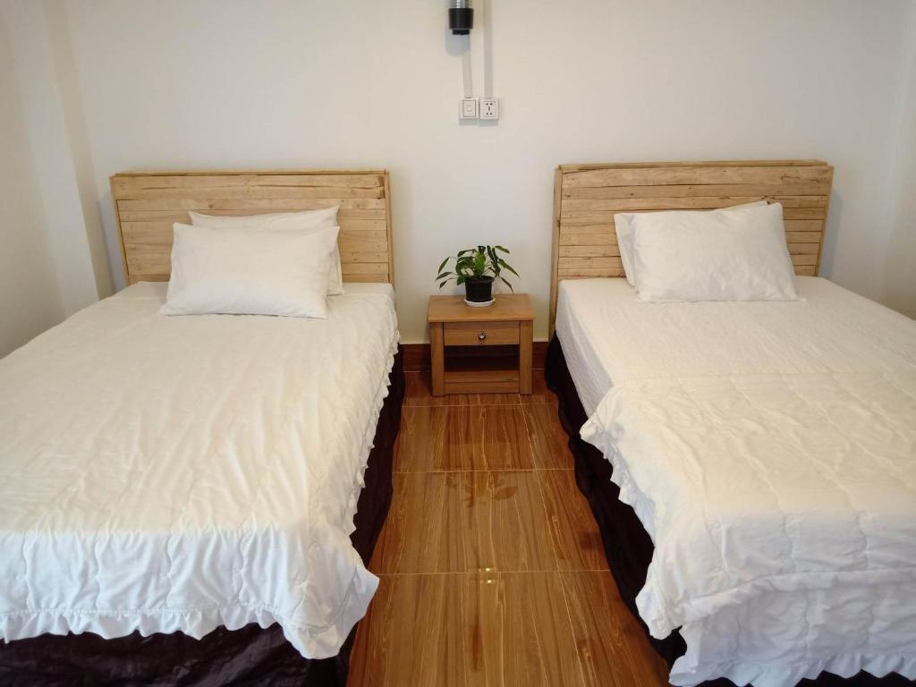 金边可尔之家民宿的两张睡床彼此相邻,位于一个房间里