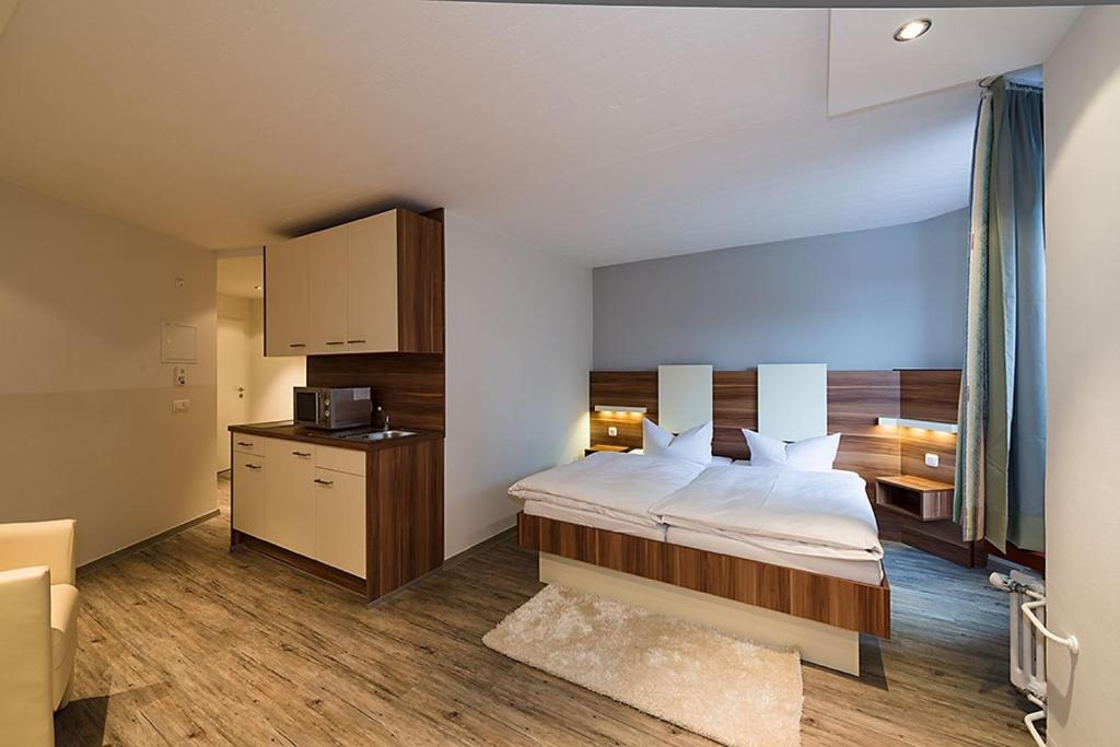 慕尼黑慕尼黑阿帕特中心酒店的一间卧室,卧室内配有一张大床