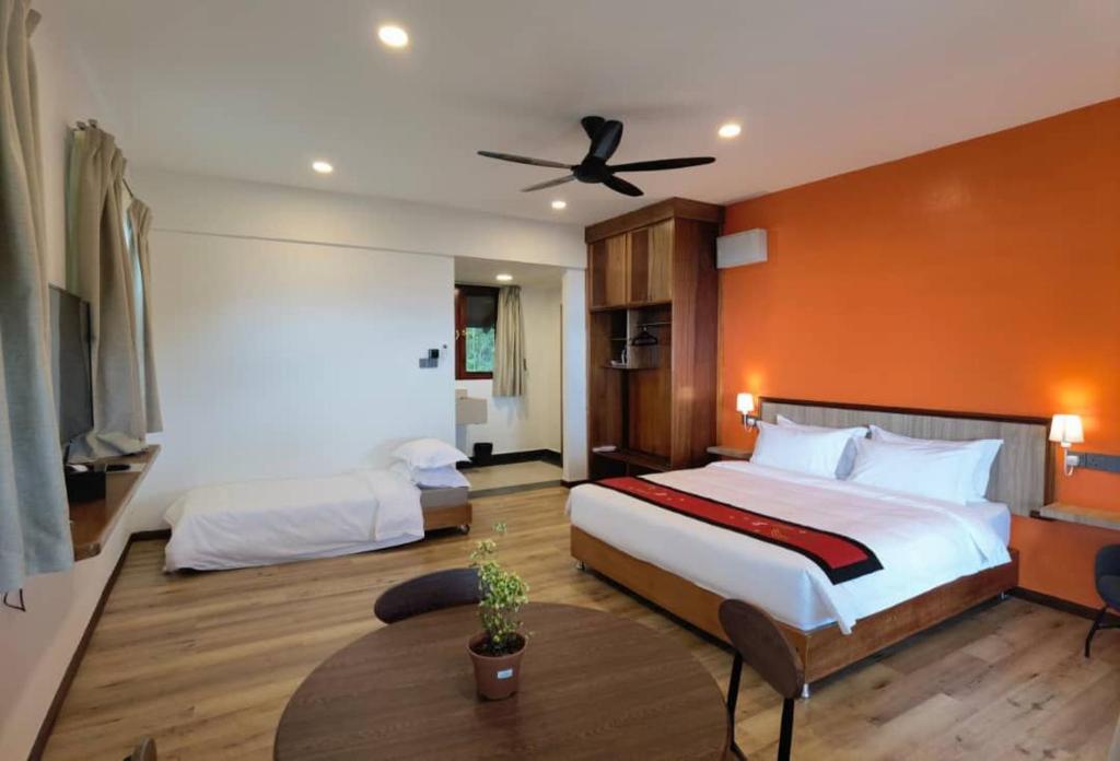 哥打京那巴鲁科科尔避风港度假村的一间卧室配有一张大床和一张桌子