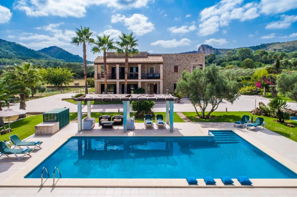 阿尔库迪亚Ideal Property Mallorca - Ca na Siona 6 PAX的游泳池别墅的图象