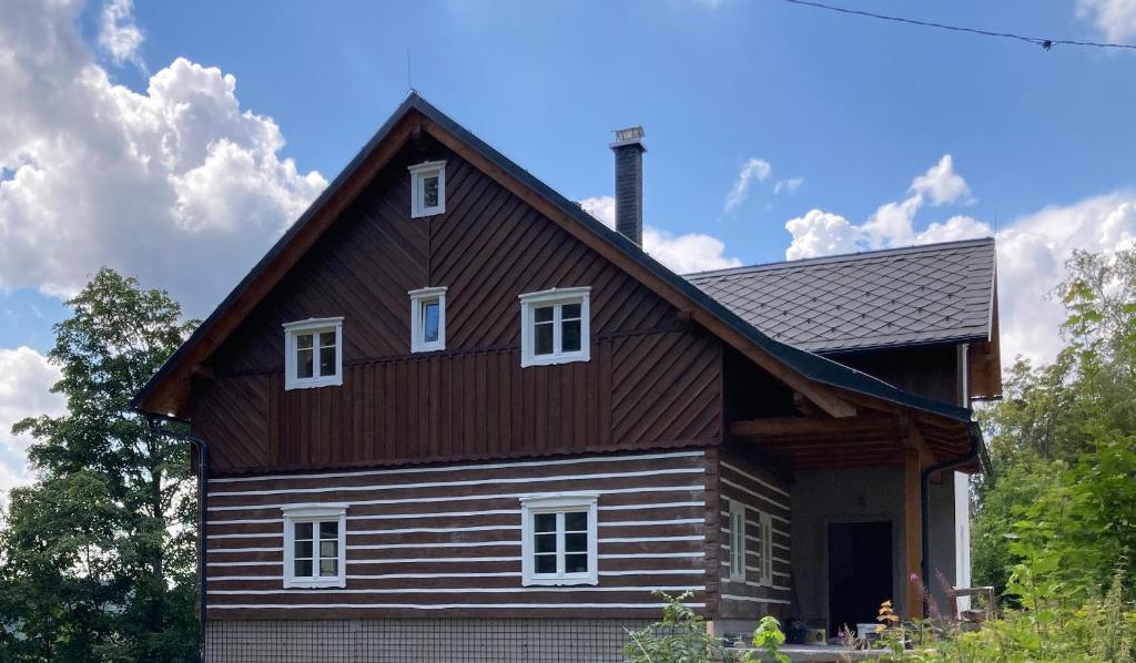 亚诺夫纳德尼索Chalupa Střelenka的大型木房子,设有 ⁇ 盖屋顶