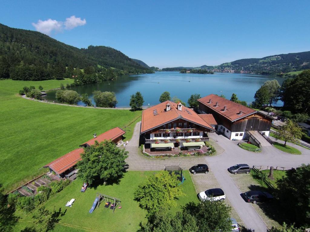 施利尔塞Der Anderlbauer am See的享有湖景别墅的空中景致