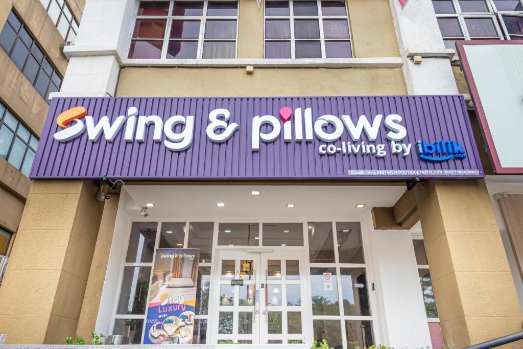 梳邦再也Swing & Pillows - USJ Taipan的大楼一侧的获奖和枕头标志