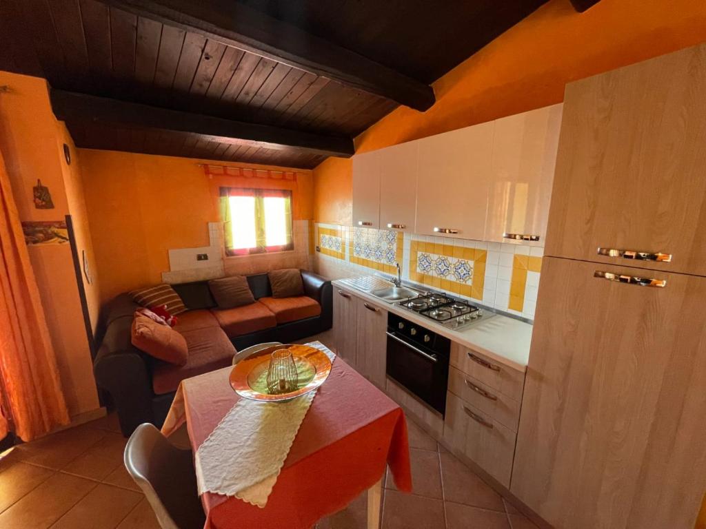 帕尔蒂尼科Orange House的一间配有沙发和桌子的厨房
