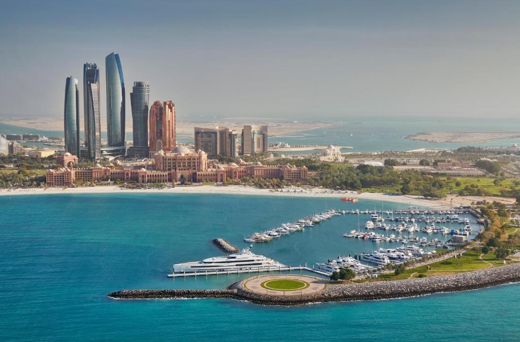 阿布扎比Emirates Palace Mandarin Oriental, Abu Dhabi的海港的空中景色,水中有船只