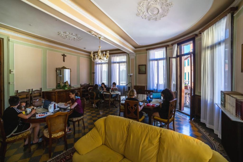威尼斯多莫斯西维卡旅馆的一群坐在餐厅桌子上的人