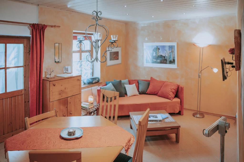 BülstedtLandidyll的客厅配有沙发和桌子