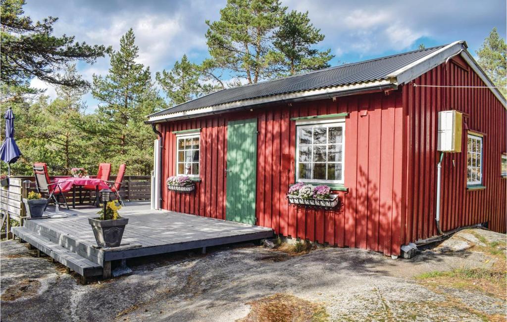 Seierstad拉尔维克韦斯特马克度假屋的红色的棚子,有甲板和桌子