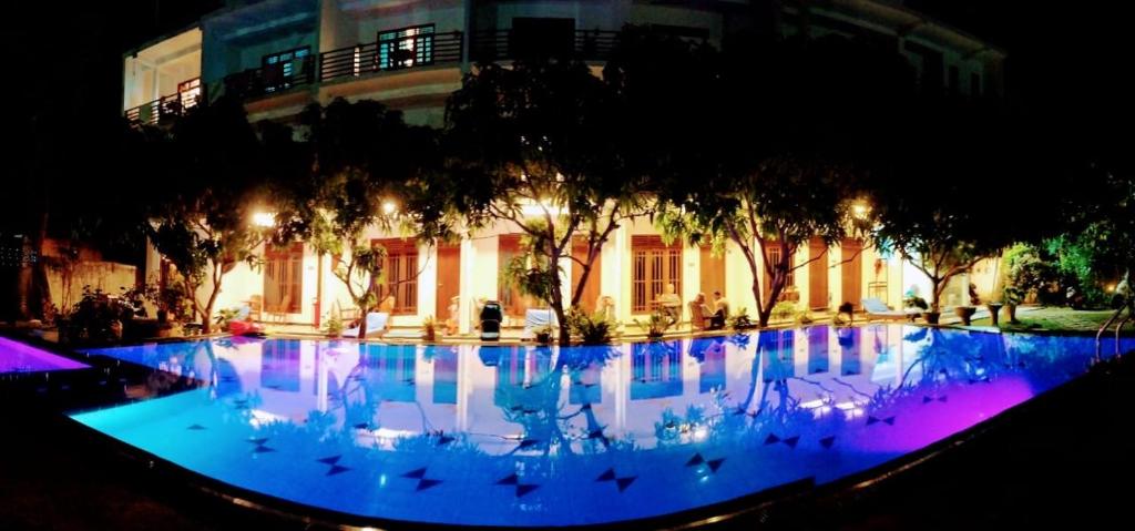 米瑞莎波长酒店的大楼前方的大型蓝色游泳池