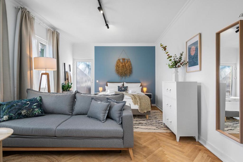 克雷费尔德APARTVIEW Apartments Krefeld - WLAN - Zentral - ruhig的客厅配有沙发和1张床