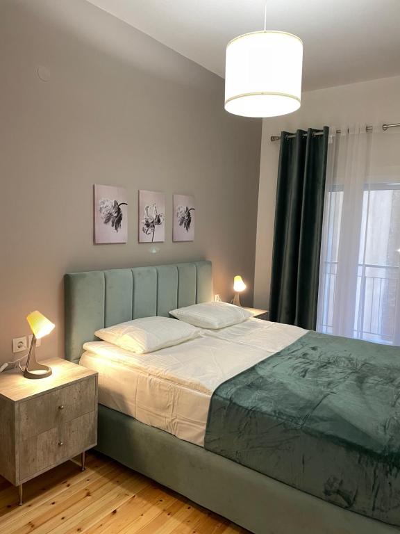 塞萨洛尼基Sofmare City Apartment的一间卧室设有一张大床和一个窗户。