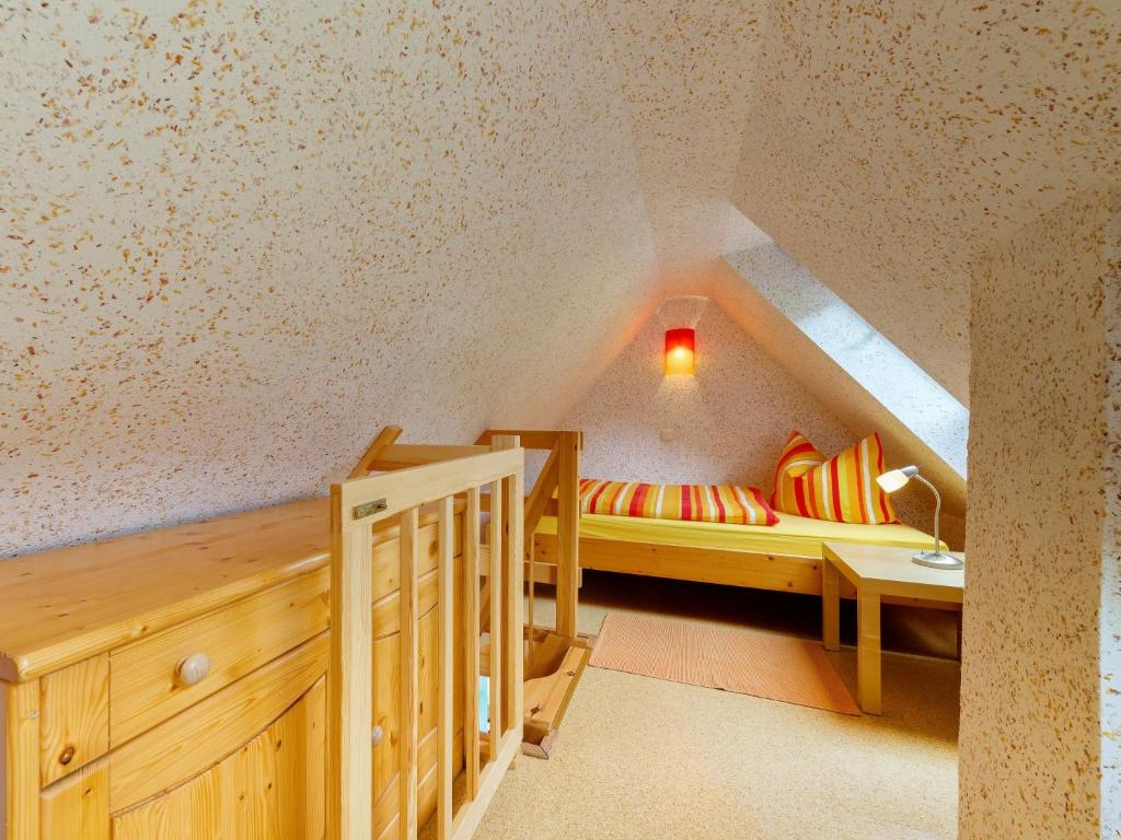 施瓦岑贝格魏斯弗洛格度假公寓的阁楼间 - 带床和桌子