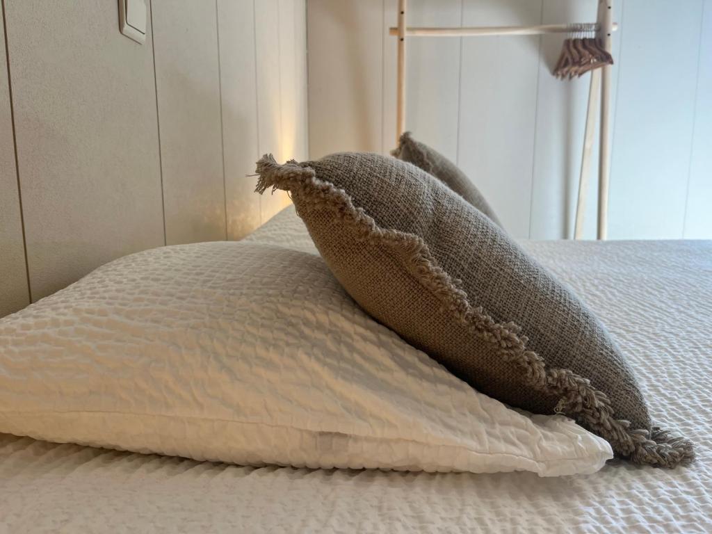 维尔雅尔姆Auberge du Carrefour Chez Odille的床上有2个枕头