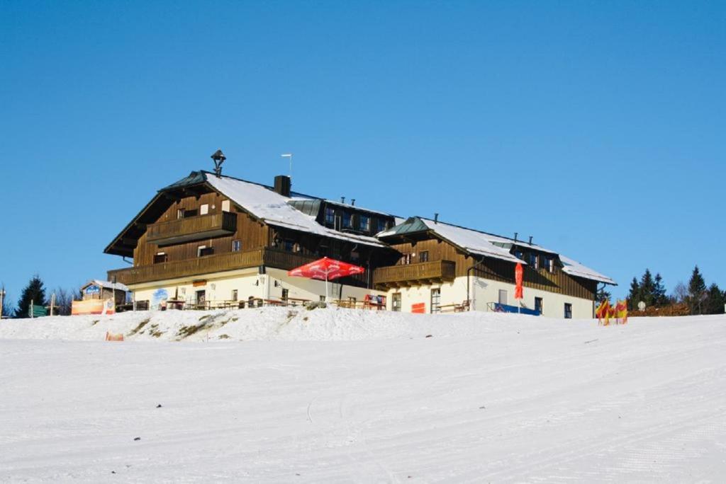 菲利普斯罗伊特Almberghütte的一座大建筑,位于雪覆盖的斜坡上