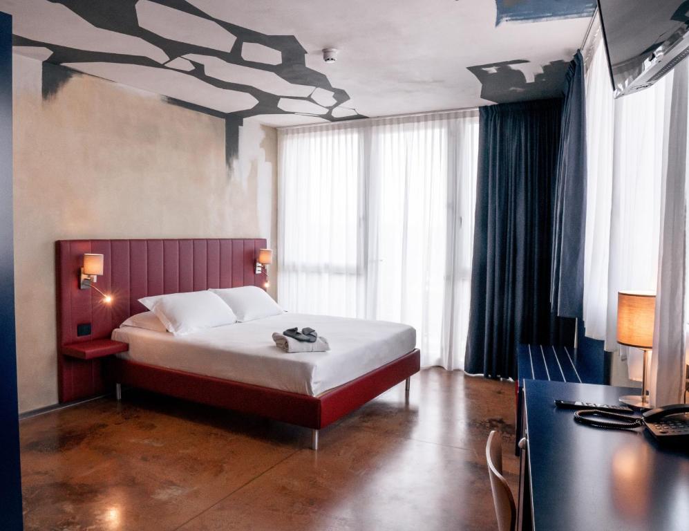 佩斯基耶拉德加达K MODERN HOTEL的一间卧室配有一张天花板上绘画的床