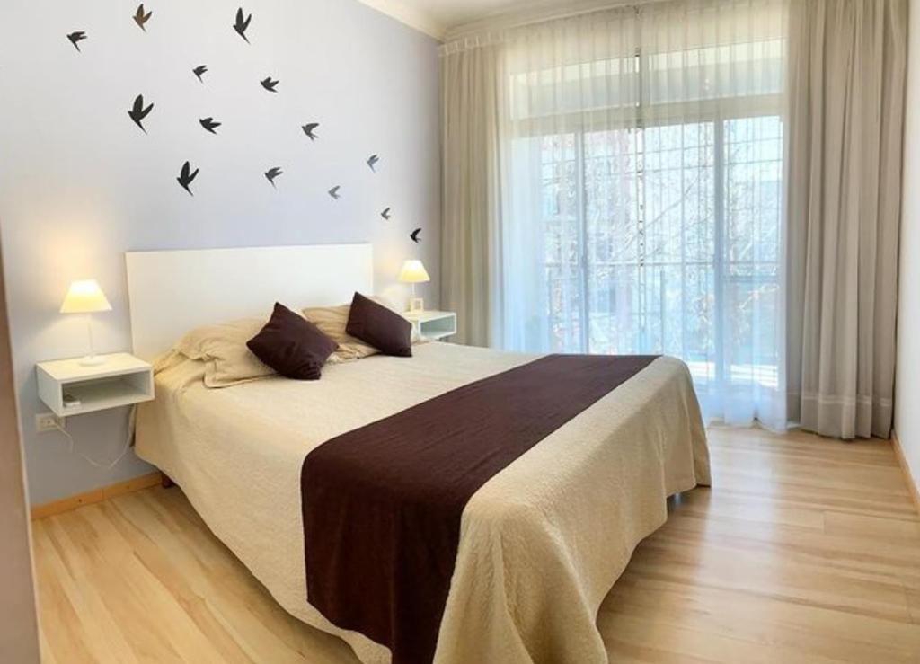 科隆Venezia Aparts的卧室配有一张大床,墙上有鸟