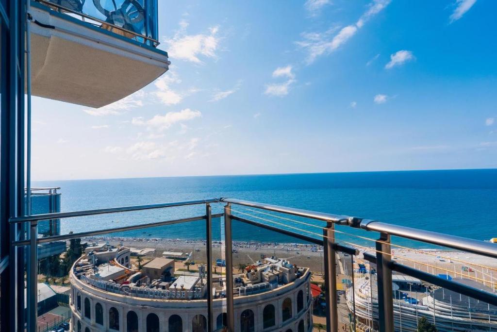 巴统Hotel 19 Batumi的从大楼的阳台上可欣赏到海景