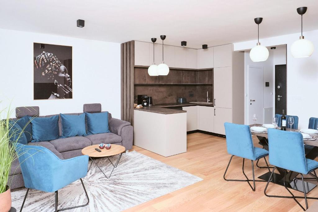 查科韦茨apartman Azul的客厅配有蓝色的沙发和桌子