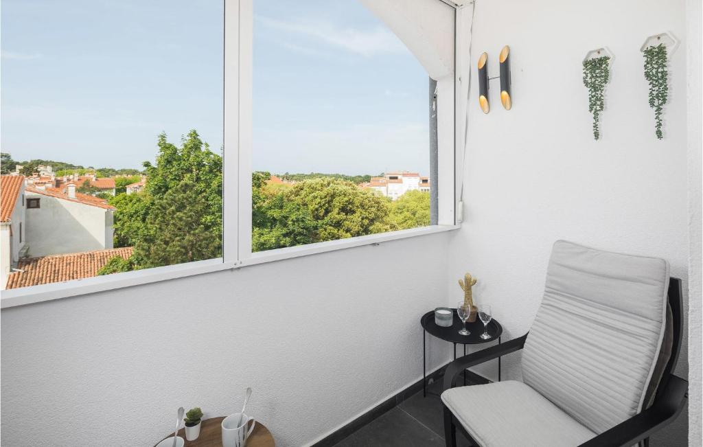 波雷奇切瓦尔波拉特两卧室公寓 的白色的客房设有椅子和窗户。