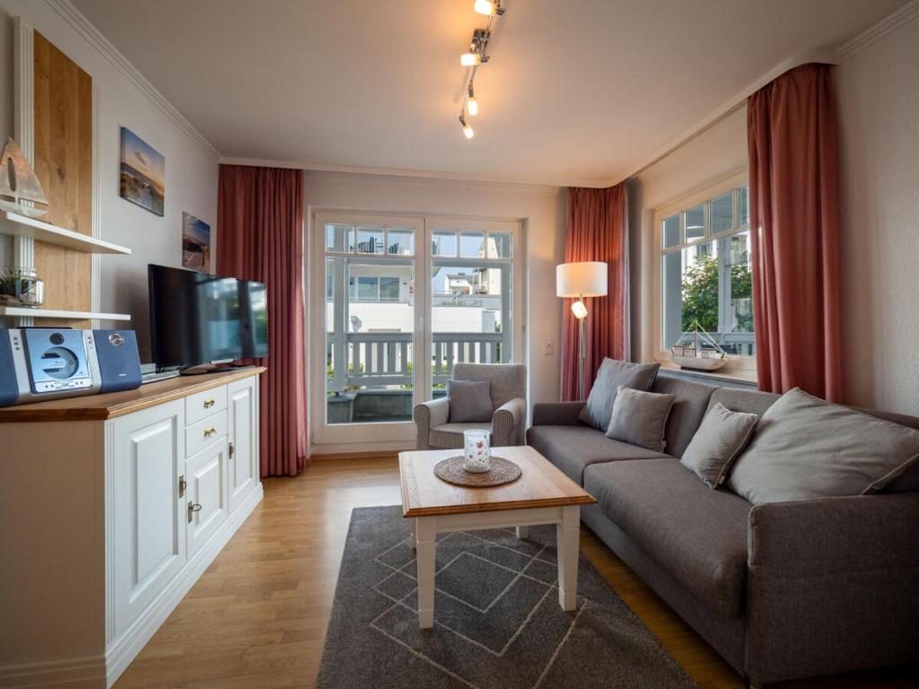 宾茨Ferienwohnung 560 in der Villa Gudrun的客厅配有沙发和桌子