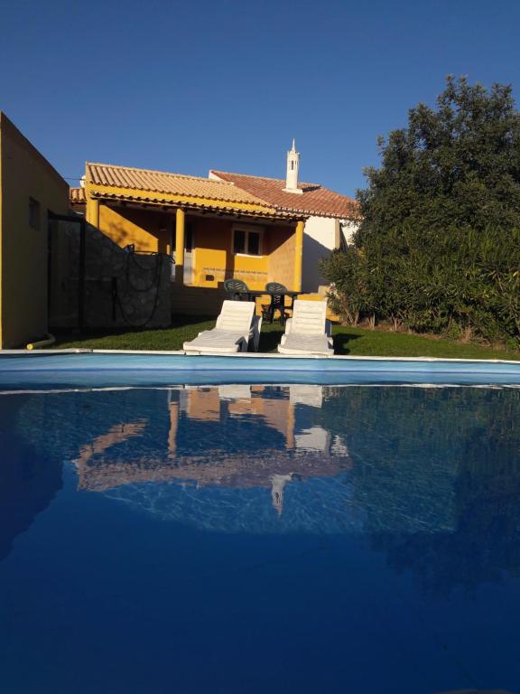 Poço PartidoCasa Alexandra的房屋前有游泳池的房子