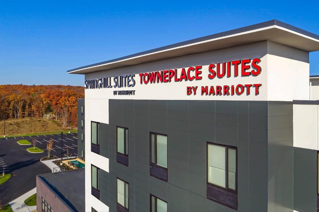 伦瑟姆TownePlace Suites By Marriott Wrentham Plainville的上面有标志的建筑