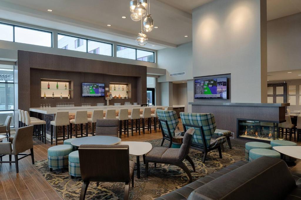 哥伦布Residence Inn by Marriott Columbus Airport的大堂设有酒吧和桌椅
