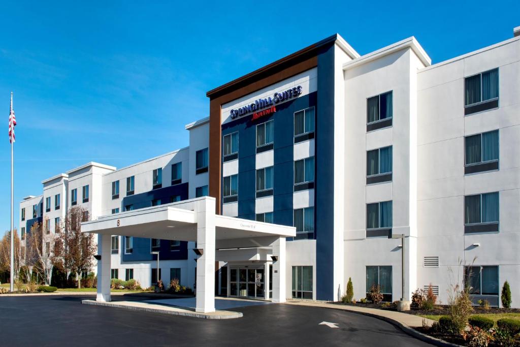 奥尔巴尼SpringHill Suites by Marriott Albany Latham-Colonie的酒店前方的图片