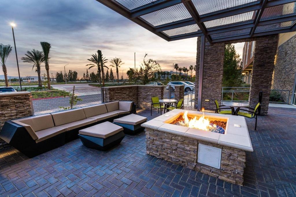 安大略SpringHill Suites by Marriott Ontario Airport/Rancho Cucamonga的一个带沙发和火坑的庭院