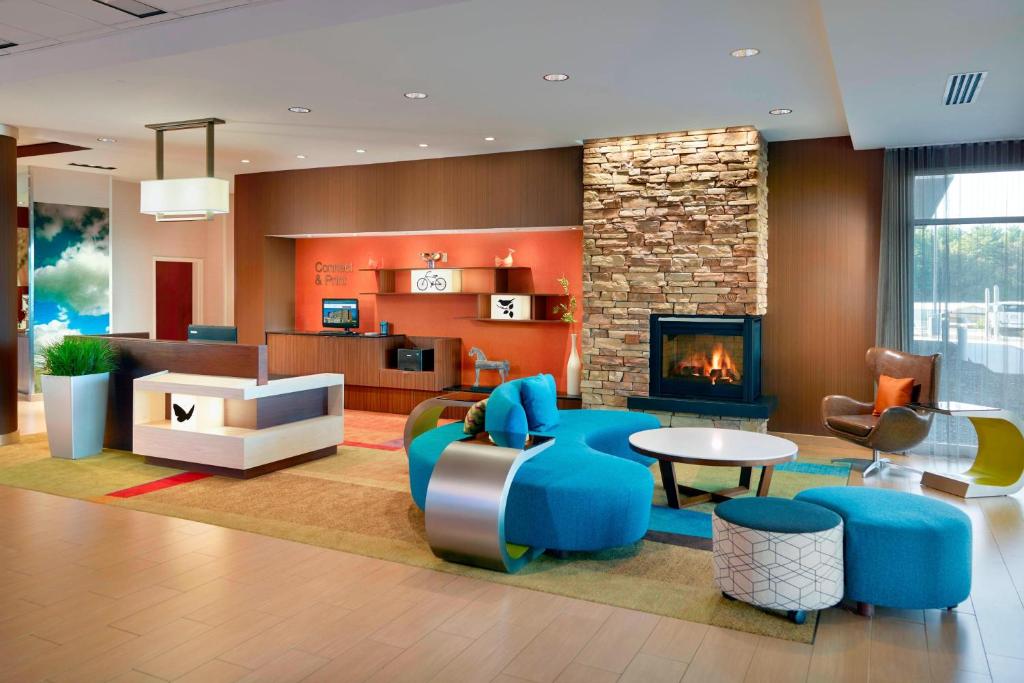 弗拉特罗克Fairfield Inn & Suites by Marriott Hendersonville Flat Rock的带沙发和壁炉的客厅